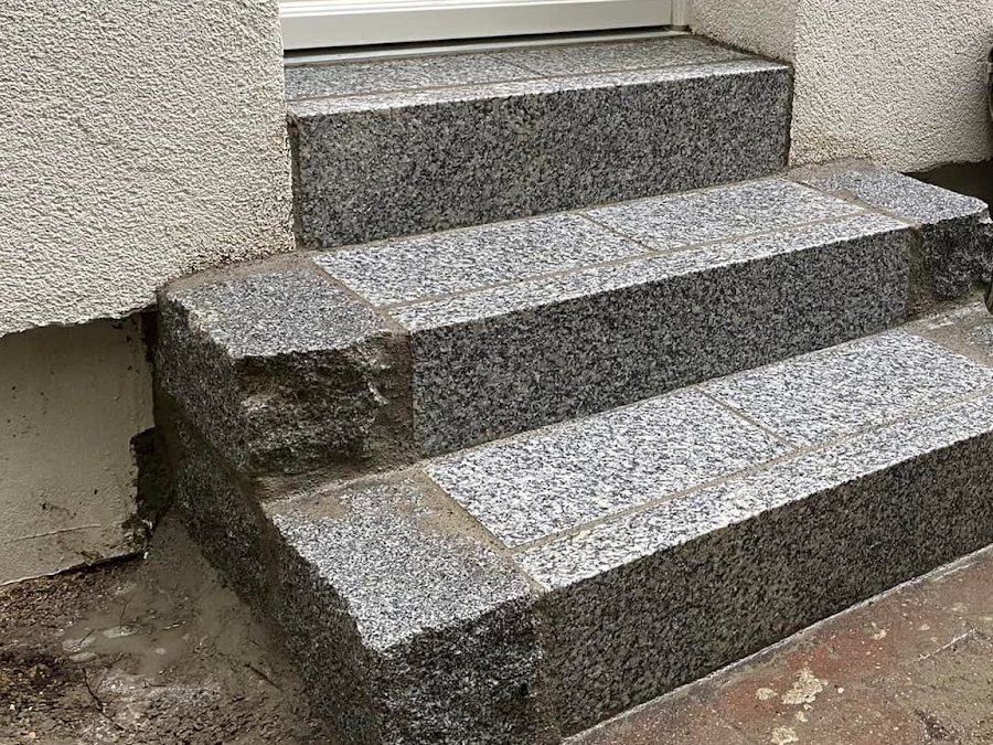 Blockstufen aus Granit vor einer Haustür